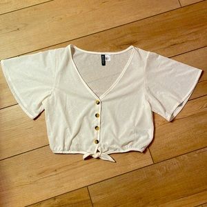 DIVIDED by H&M 🌟NWOT🌟 front tie and button blouse. Flowy cap sleeves